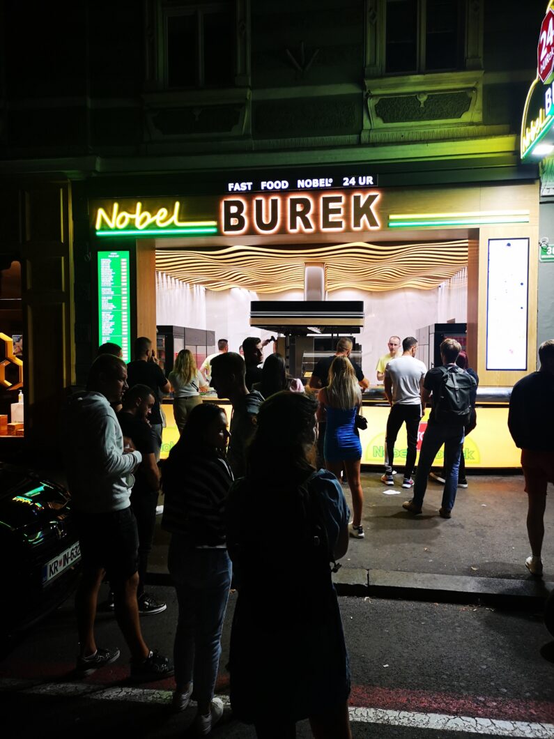Burek, obowiązkowy specjał kulinarny za 3 euro w Lublanie